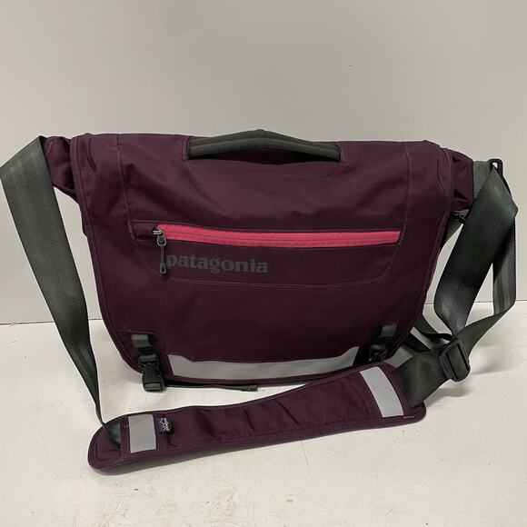 Patagonia Half Mass Messenger Bag Maroon Crossbody Organizer Commuter Travel - Picture 1 of 9